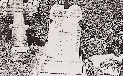 Grób oznaczony żeliwnym krzyżem przypominającym drewniane belki z wieńcem kwiatowym i wstęgą na przecięciu. Cokół o szerszej podstawie i profilowanym zwieńczeniu, z rytą inskrypcją z przodu.