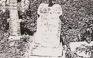 Grób oznaczony żeliwnym krzyżem przypominającym drewniane belki z wieńcem kwiatowym i wstęgą na przecięciu. Cokół o szerszej podstawie i profilowanym zwieńczeniu, z rytą inskrypcją z przodu.