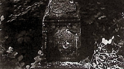 Nagrobek z krzyżem na cokole i podstawie. Krzyż fazowany, poszerzony u dołu, z wyrytym krzyżem na skrzyżowaniu ramion. Cokół prosty z płyciną inskrypcyjną, w górnych narożach dekorowaną ćwierćwałkami.