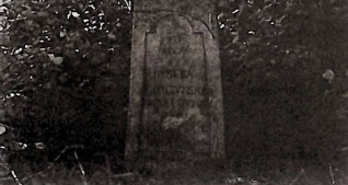 Nagrobek Józefy Gorczyńskiej z krzyżem na prostym cokole. Ramiona krzyża zdobione guzkami. Na froncie cokołu wyryta inskrypcja.