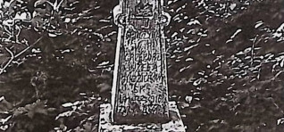 Nagrobek Grzegorza i Józefy Gudzichowskich z krzyżem na cokole. Krzyż z zakończeniami w formie trójliścia z rozetami i inskrypcją IHЦЇ. Poniżej krzyża ryta inskrypcja. Cokół zwęża się ku górze z łukowo zamkniętą płyciną.