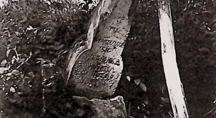 Grób oznaczony fazowanym krzyżem na cokole z rytą inskrypcją. Cokół z płyciną zamkniętą pełnym łukiem z dodatkowymi inskrypcjami.