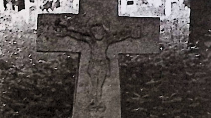 Nagrobek Jana Janickiego z prostym krzyżem na cokole. Krzyż z płytkim reliefem ukrzyżowanego Chrystusa, z titulusem nad głową, czaszką z piszczelami poniżej i inskrypcją.