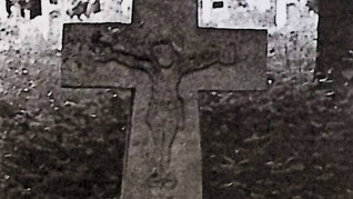 Nagrobek Jana Janickiego z prostym krzyżem na cokole. Krzyż z płytkim reliefem ukrzyżowanego Chrystusa, z titulusem nad głową, czaszką z piszczelami poniżej i inskrypcją.