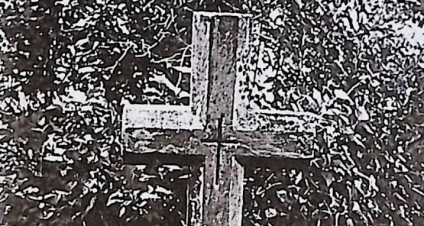 Nagrobek rodziny Kaczarowskich z fazowanym krzyżem na cokole. Krzyż ma wyryty krzyż na skrzyżowaniu ramion. Cokół zwęża się ku górze z płyciną inskrypcyjną z przodu.