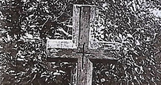 Nagrobek rodziny Kaczarowskich z fazowanym krzyżem na cokole. Krzyż ma wyryty krzyż na skrzyżowaniu ramion. Cokół zwęża się ku górze z płyciną inskrypcyjną z przodu.