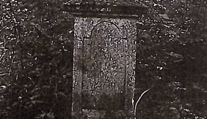 Nagrobek Floryi i Rozalii Kałuskich z krzyżem na cokole. Krzyż fazowany, cokół wysoki z profilowanym zwieńczeniem. Z przodu płycina zakończona łukiem z rytą inskrypcją.