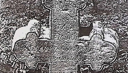 Nagrobek z krzyżem o zakończeniach w formie trójliścia. Krzyż ma żłobek i symetryczne półwałki u podstawy. Na powierzchni wyryta jest inskrypcja.