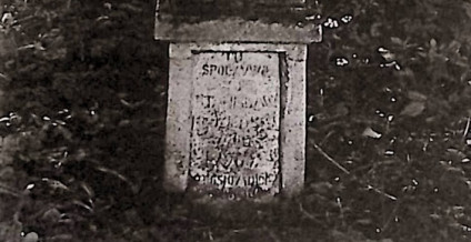 Nagrobek Stanisława Kędzierskiego z krzyżem na cokole. Krzyż fazowany z wyrytym krzyżem na skrzyżowaniu. Cokół z wydatnym gzymsem i inskrypcją na płycinie frontalnej.