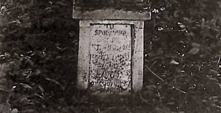 Nagrobek Stanisława Kędzierskiego z krzyżem na cokole. Krzyż fazowany z wyrytym krzyżem na skrzyżowaniu. Cokół z wydatnym gzymsem i inskrypcją na płycinie frontalnej.