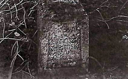 Nagrobek Franciszka Kędzierskiego z krzyżem na cokole. Krzyż fazowany z wyrytym krzyżem na skrzyżowaniu. Cokół z wydatnym gzymsem i inskrypcją na płycinie frontalnej.