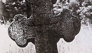 Nagrobek Jana Kominsky'ego z krzyżem na prostym cokole. Krzyż ma żłobek, zakończenia trójliściowe i symetryczne półwałki. Z przodu widoczny wyryty krzyż i inskrypcja.