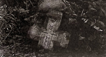 Nagrobek Pelagii Liwickiej z uszkodzonym krzyżem na cokole. Krzyż ma ramiona rozszerzające się na końcach i wyryty krzyż na skrzyżowaniu. Na pionowej belce wyryta inskrypcja.