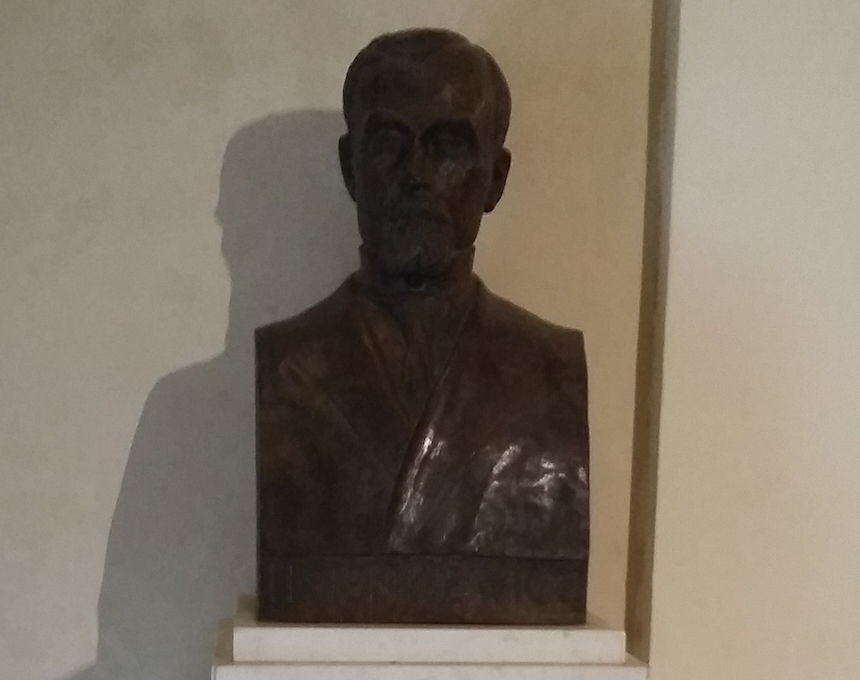 Fotografia przedstawiająca Popiersie Henryka Sienkiewicza przy kościele „Domine Quo Vadis” w Rzymie