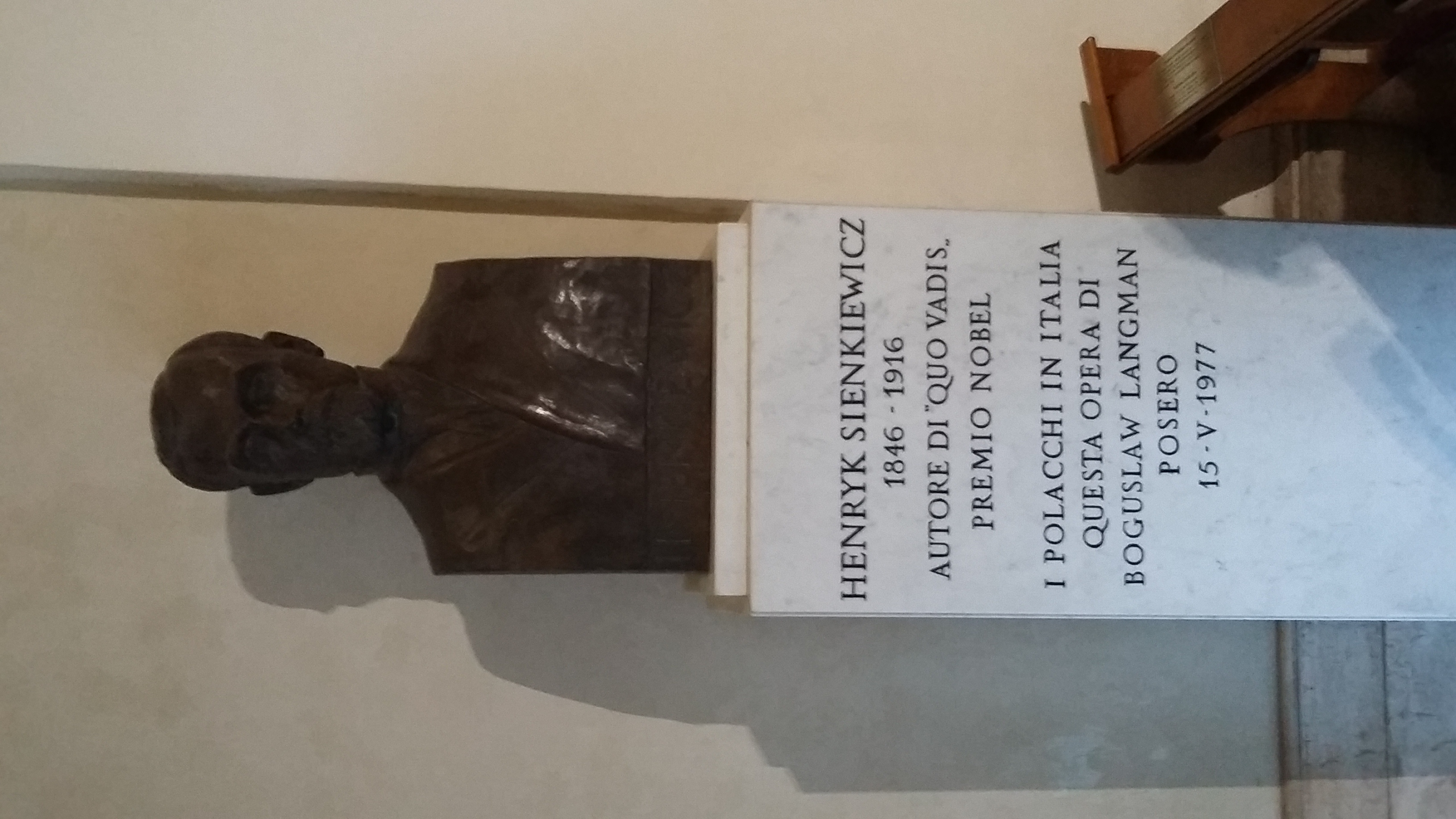 Fotografia przedstawiająca Popiersie Henryka Sienkiewicza przy kościele „Domine Quo Vadis” w Rzymie