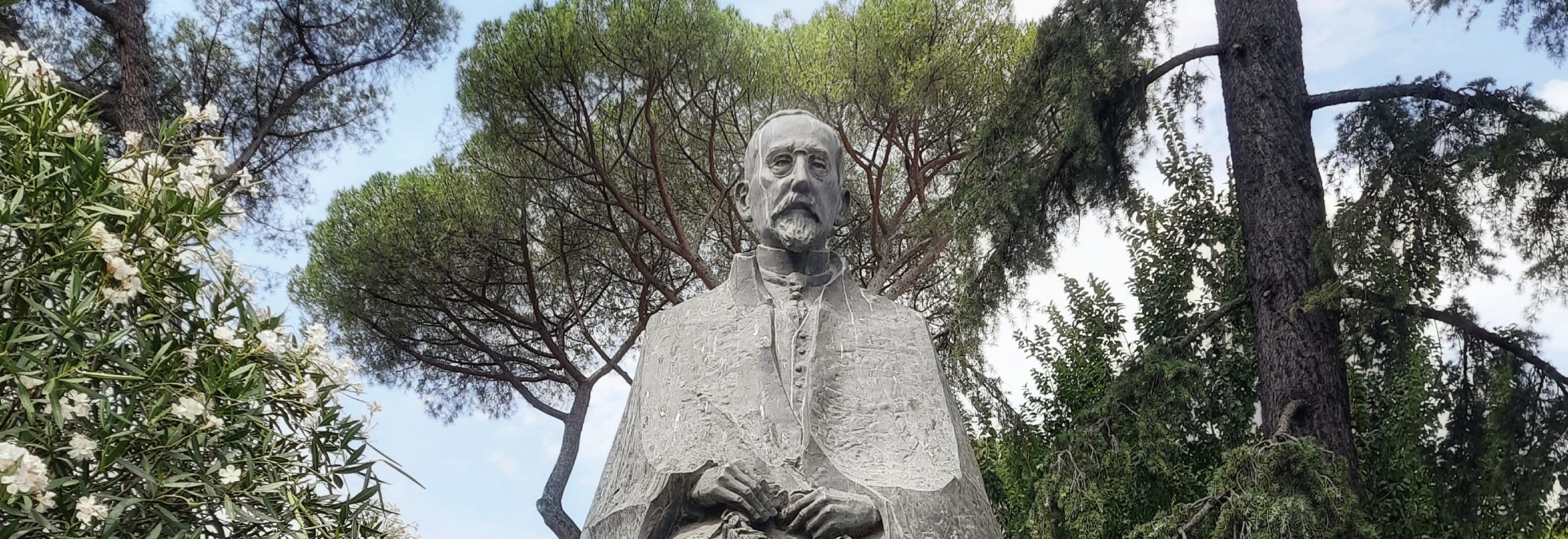 Fotografia przedstawiająca Monument to Henryk Sienkiewicz and Adam Mickiewicz Lane in the Villa Borghese Gardens