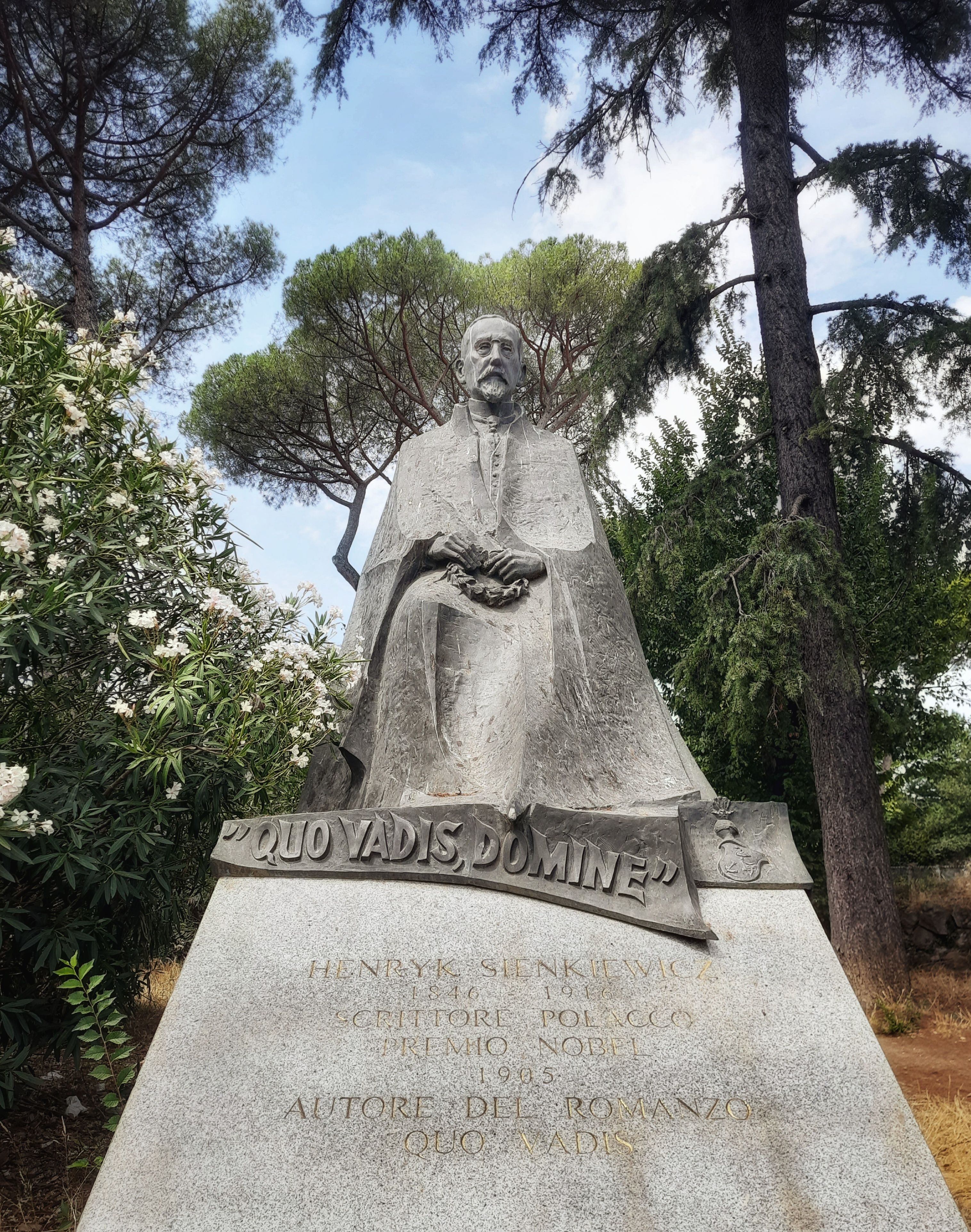 Fotografia przedstawiająca Pomnik Henryka Sienkiewicza i uliczka Adama Mickiewicza w Ogrodach Villi Borghese