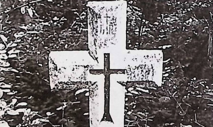 Nagrobek Antoniego Szemczyszyna z krzyżem na cokole. Krzyż fazowany z wyrytym znakiem krzyża na skrzyżowaniu ramion. Cokół zwęża się ku górze z płyciną inskrypcyjną zakończoną łukiem.