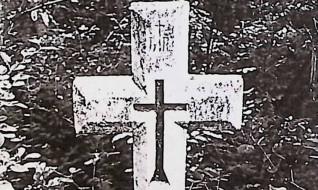 Nagrobek Antoniego Szemczyszyna z krzyżem na cokole. Krzyż fazowany z wyrytym znakiem krzyża na skrzyżowaniu ramion. Cokół zwęża się ku górze z płyciną inskrypcyjną zakończoną łukiem.