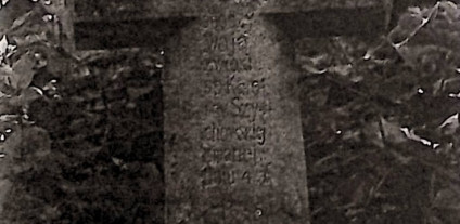 Nagrobek Karoliny Szychowskiej z krzyżem na cokole. Krzyż fazowany z inskrypcją INRI na ramionach i rytą inskrypcją na pionowej belce. Cokół prosty.