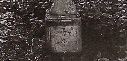 Nagrobek Jana Tchórzewskiego z fazowanym krzyżem na cokole. Cokół zwęża się ku górze z profilowanym zwieńczeniem. Z przodu prostokątna płycina z inskrypcją.