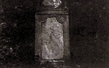 Nagrobek Leopolda Żukowskiego z krzyżem na zwężającym się cokole. Krzyż ma wyryty krzyż na skrzyżowaniu ramion. Cokół posiada płyciny z motywem ćwierćkoła w górnych narożach i inskrypcję z przodu.