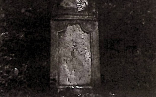 Nagrobek Leopolda Żukowskiego z krzyżem na zwężającym się cokole. Krzyż ma wyryty krzyż na skrzyżowaniu ramion. Cokół posiada płyciny z motywem ćwierćkoła w górnych narożach i inskrypcję z przodu.