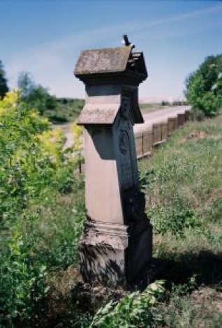 Nagrobek Emila Jana Halarewicza, cmentarz w Uściu Biskupim