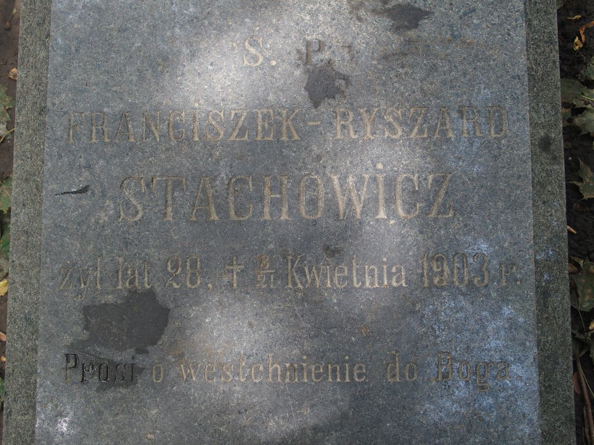 Napis z nagrobka Franciszka Stachowicza, cmentarz Bajkowa w Kijowie, stan z 2021