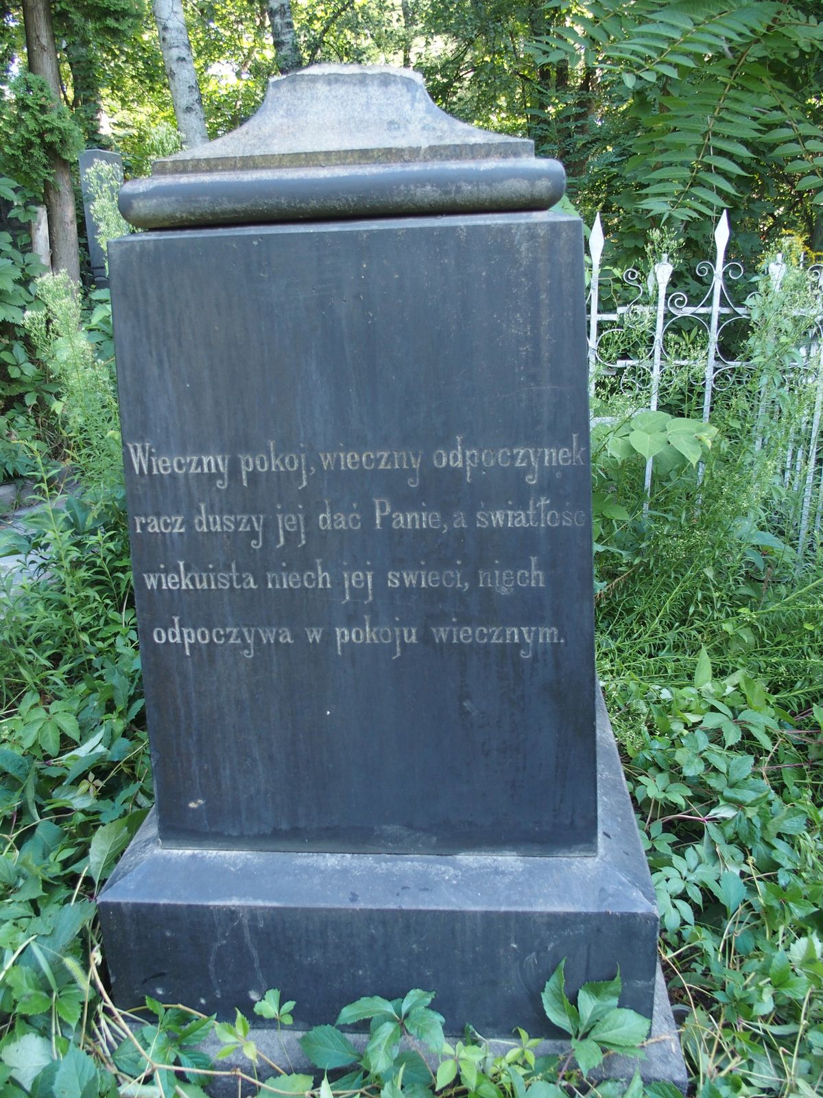 Napis z nagrobka Wiktorii Kruszyńskiej, cmentarz Bajkowa w Kijowie, stan z 2021