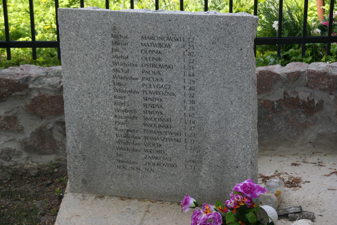 Grób Polaków zamordowanych przez Niemców w 1944 r.