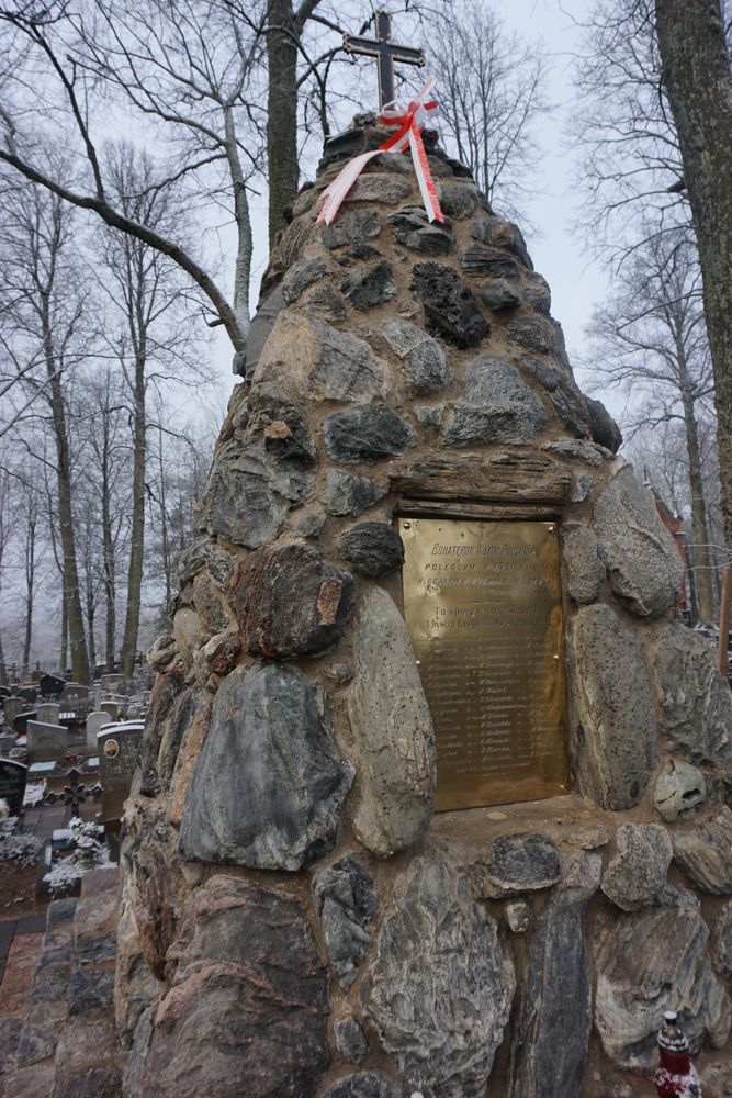 Photo showing Memorial to Polish Army soldiers who died of wounds in the Polish-Bolshevik war, resting in the Catholic cemetery