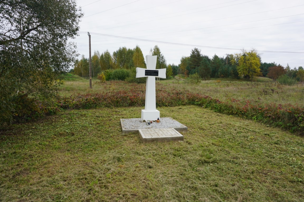 Krzyż-pomnik w pobliżu zdewastowanych miejsc pochówku polskich legionistów z 1919 r.