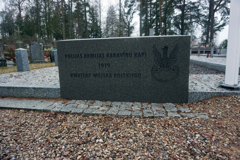 Fotografia przedstawiająca Kwatera na cmentarzu katolickim żołnierzy Wojska Polskiego poległych w wojnie polsko-bolszewickiej