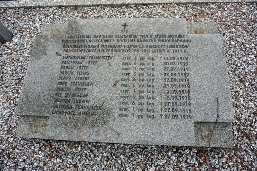 Fotografia przedstawiająca Kwatera na cmentarzu katolickim żołnierzy Wojska Polskiego poległych w wojnie polsko-bolszewickiej