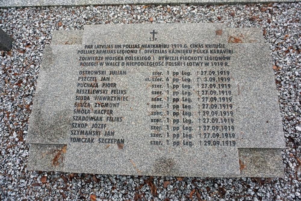 Fotografia przedstawiająca Kwatera na cmentarzu katolickim żołnierzy Wojska Polskiego poległych w wojnie polsko-bolszewickiej