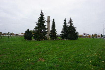 Pomnik na miejscu zniszczonego w okresie ZSRR Polskiego Cmentarza Wojennego na Słobódce poświęcony polskim żołnierzom poległym w kampanii łatgalskiej