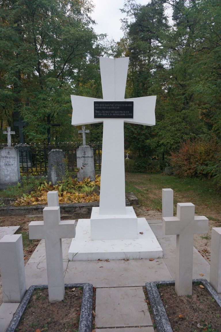 Fotografia przedstawiająca Grób zbiorowy żołnierzy Wojska Polskiego poległych w wojnie polsko-bolszewickiej - tzw. \"Grób Nieznanego Żołnierza\" na cmentarzu katolickim