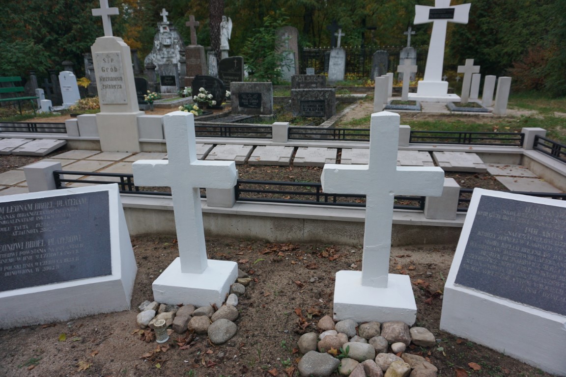 Fotografia przedstawiająca Grób zbiorowy żołnierzy Wojska Polskiego poległych w wojnie polsko-bolszewickiej - tzw. \"Grób Nieznanego Żołnierza\" na cmentarzu katolickim