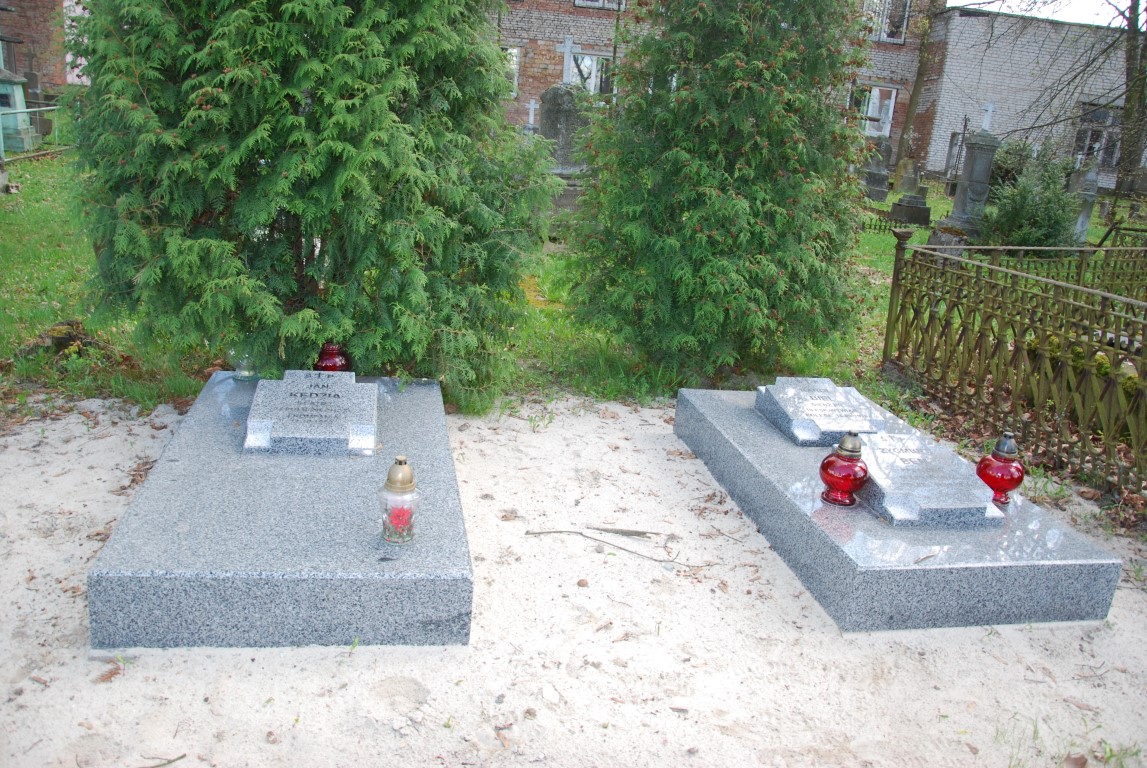 Groby żołnierzy Wojska Polskiego poległych w 1920 r., znajdujące się poza kwaterą wojskową na cmentarzu przy ul. Puszkińskiej