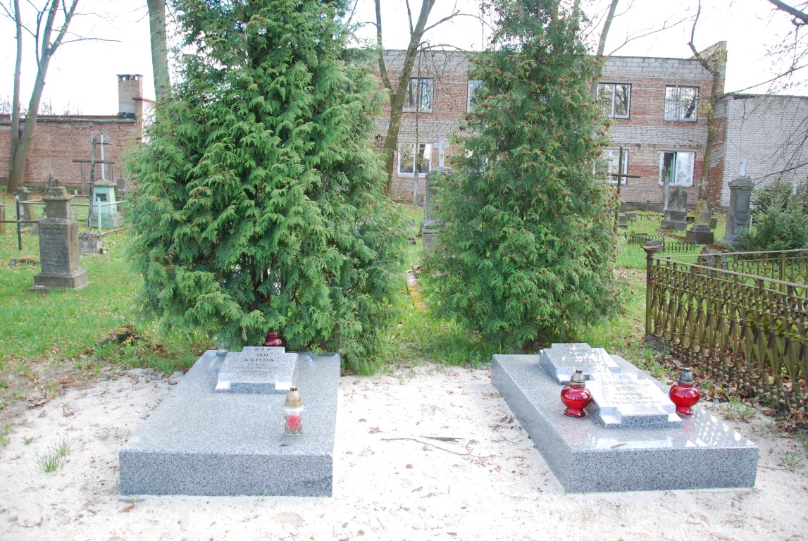 Groby żołnierzy Wojska Polskiego poległych w 1920 r., znajdujące się poza kwaterą wojskową na cmentarzu przy ul. Puszkińskiej