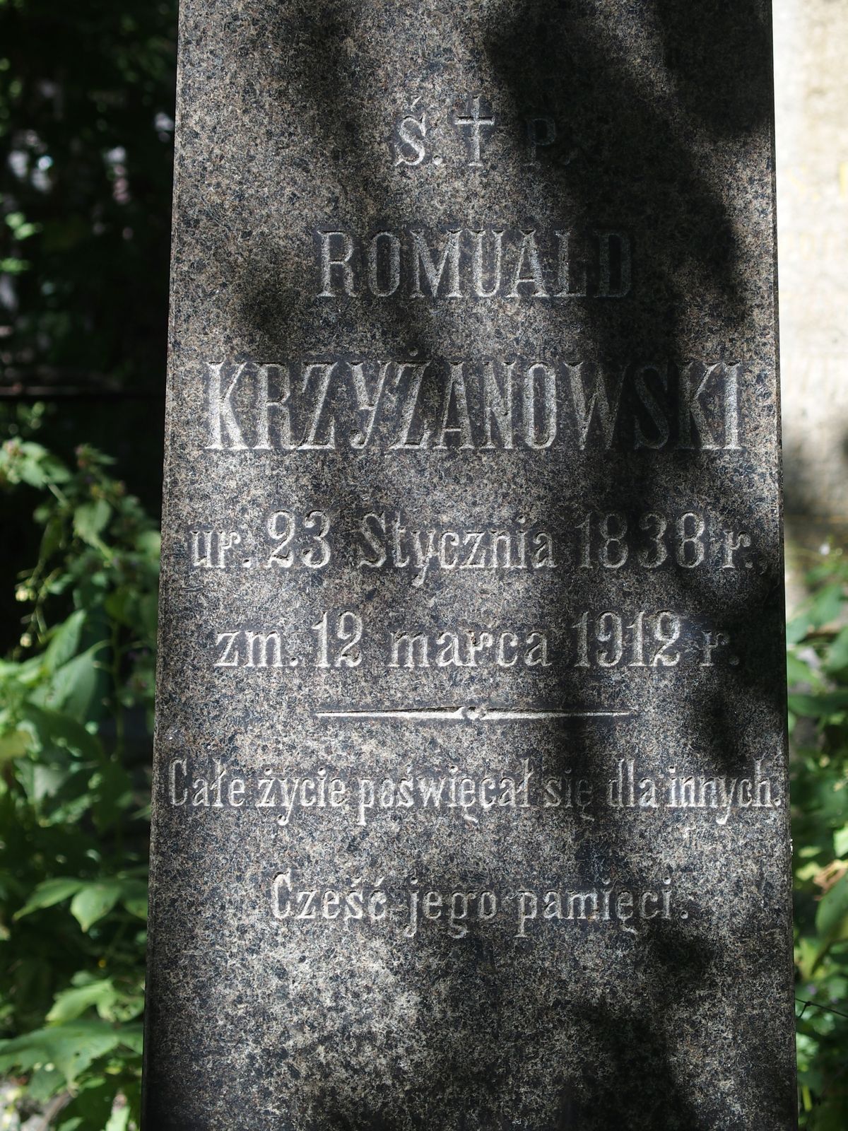 Napis z nagrobka Romualda Krzyżanowskiego, cmentarz Bajkowa w Kijowie, stan z 2021