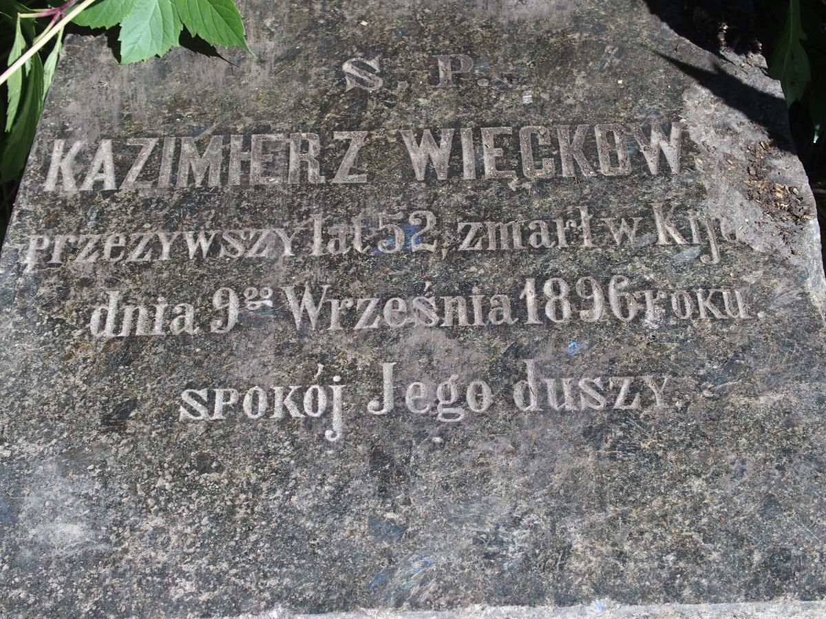 Napis z nagrobka Kazimierza Więckowskiego, cmentarz Bajkowa w Kijowie, stan z 2021
