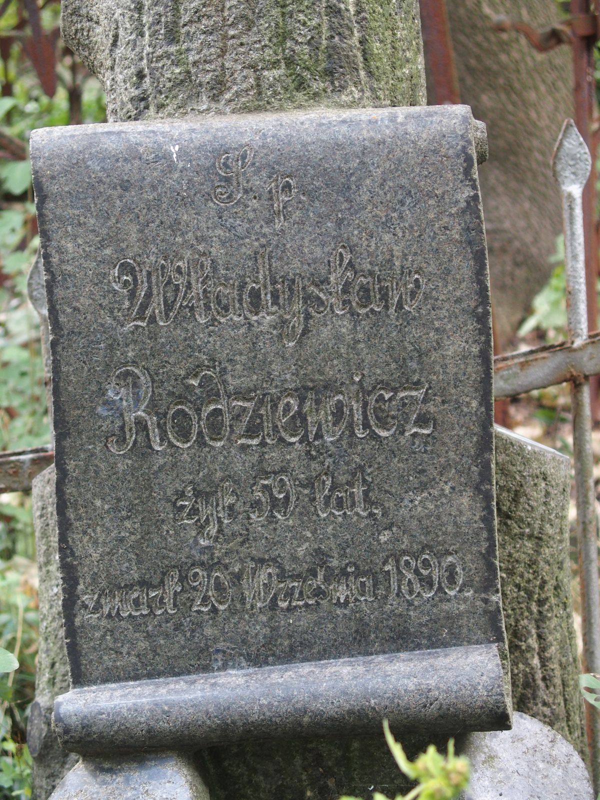 Napis z nagrobka Władysława Rodziewicza, cmentarz Bajkowa w Kijowie, stan z 2021