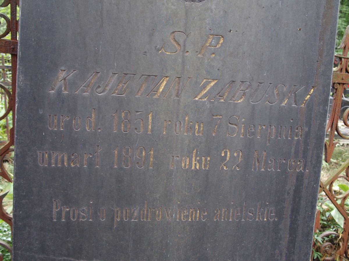 Napis z nagrobka Kajetana Zabuskiego, cmentarz Bajkowa w Kijowie, stan z 2021