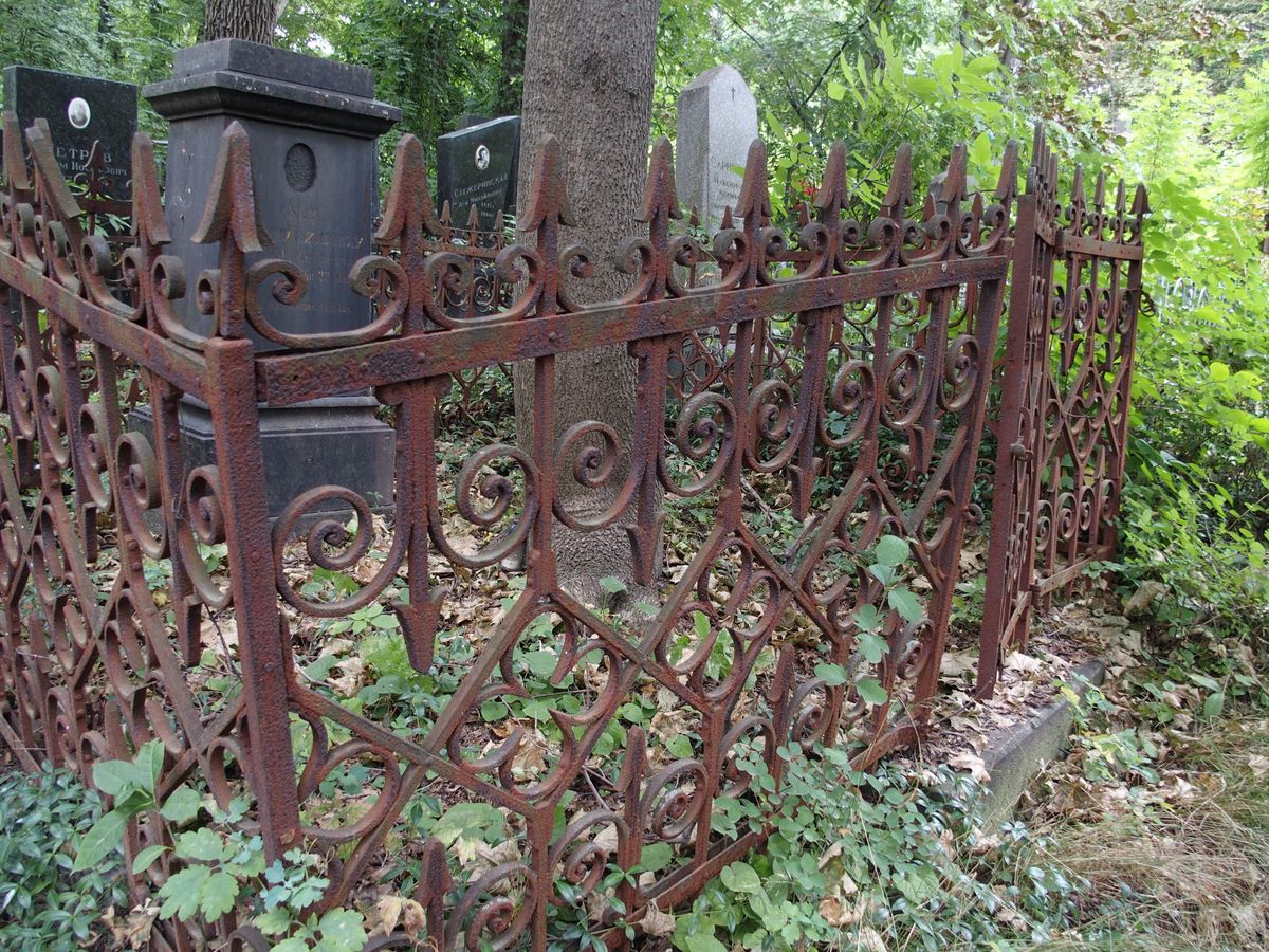 Fencing of the tombstone of Kajetan Zabuski, Baykova cemetery in Kiev, as of 2021
