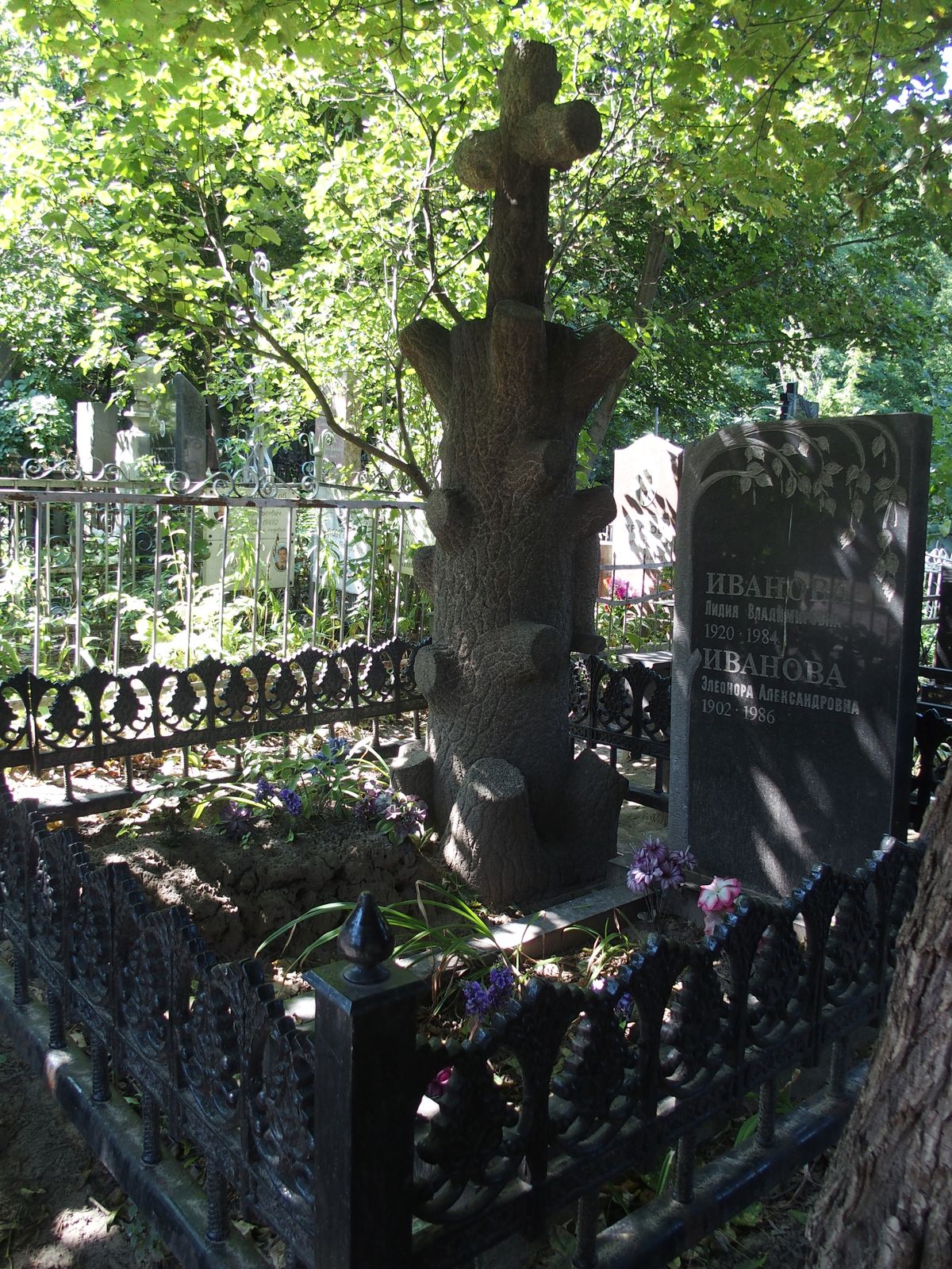 Tombstone of Jozef Vidmont, Kasper Vidmont, Lidia Vladimirovna Ivanova, Ěleonora Aleksandrovna Ivanova