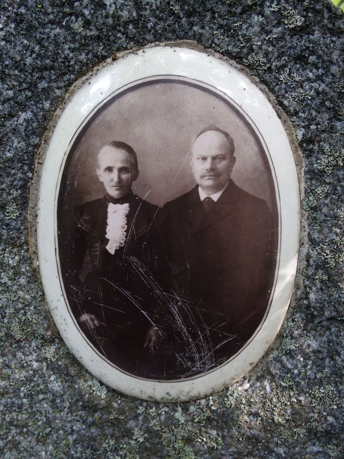 Gravestone photograph of the Bejnarowicz family, St Michael's cemetery in Riga, as of 2021.