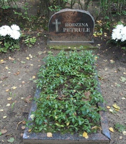 Nagrobek rodziny Petrule, cmentarz św. Michała w Rydze, stan z 2021 r.