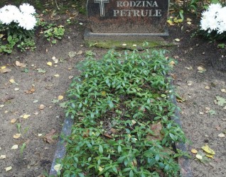 Nagrobek rodziny Petrule, cmentarz św. Michała w Rydze, stan z 2021 r.
